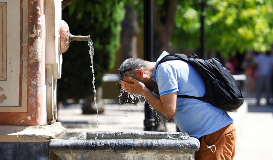 Un hombre se refresca en una fuente de Córdoba \ Efe
